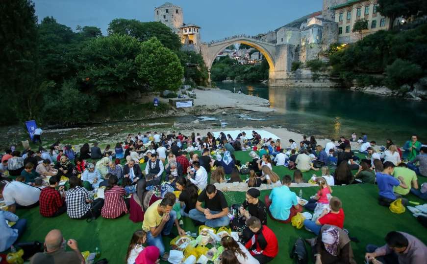 Iftar ispod Starog mosta u Mostaru okupili oko 700 postača